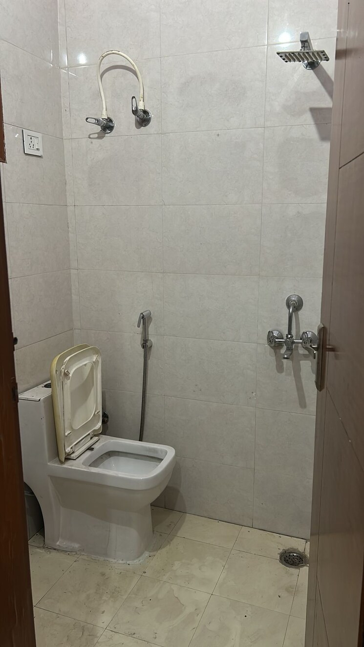 Bathroom, shakti khand 2 Bedroom 950 Sq.Ft. Builder Floor In Shakti Khand Ghaziabad 8107038