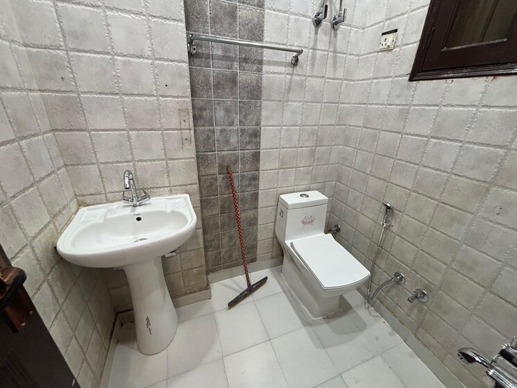 Bathroom, shakti khand 2 Bedroom 950 Sq.Ft. Builder Floor In Shakti Khand Ghaziabad 8107038