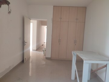 Room in 2 BHK Apartment at Emaar Emerald Estate, Sector 65 – for Rent