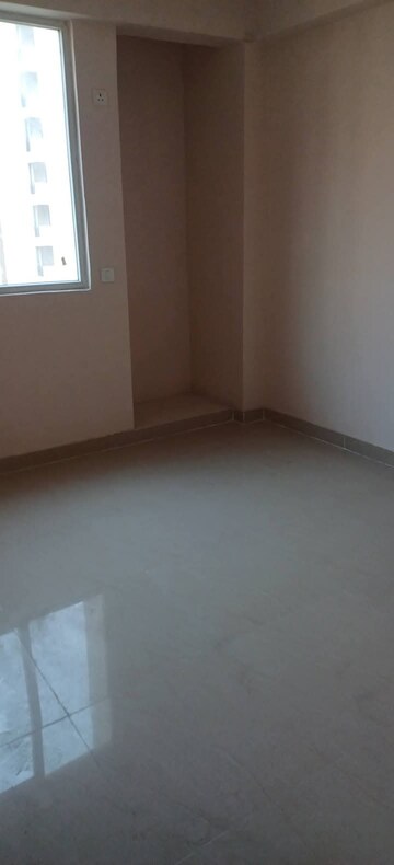 Room in 2 BHK Apartment at Amrapali Golf Homes, Sector 4, Greater Noida – for Sale