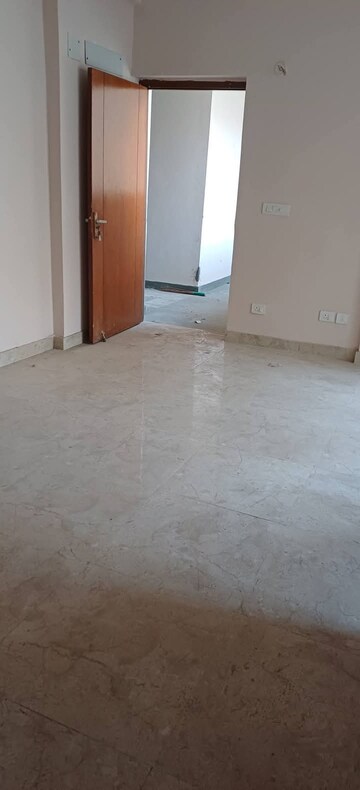 Room in 2 BHK Apartment at Amrapali Golf Homes, Sector 4, Greater Noida – for Sale