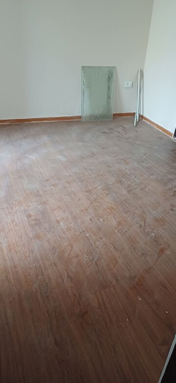 Room in 2 BHK Apartment at Amrapali Golf Homes, Sector 4, Greater Noida – for Sale