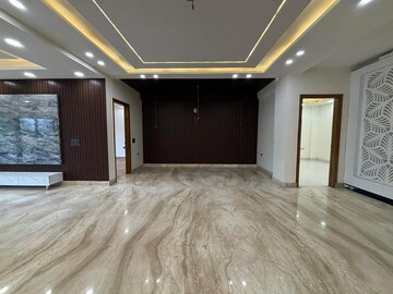 Building Lobby in 5 BHK Builder Floor at Sector 43 – for Sale