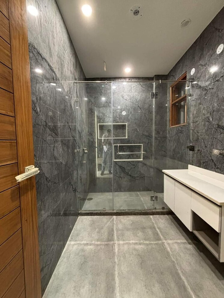 Attached Bathroom, sector 43 5 Bedroom 4550 Sq.Ft. Builder Floor In Sector 43 Faridabad 8107179