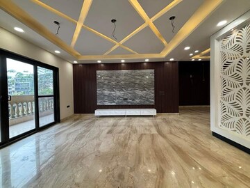 Room in 5 BHK Builder Floor at Sector 43 – for Sale