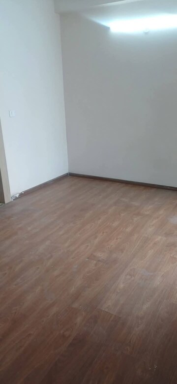 Room in 3 BHK Apartment at Amrapali Golf Homes, Sector 4, Greater Noida – for Sale