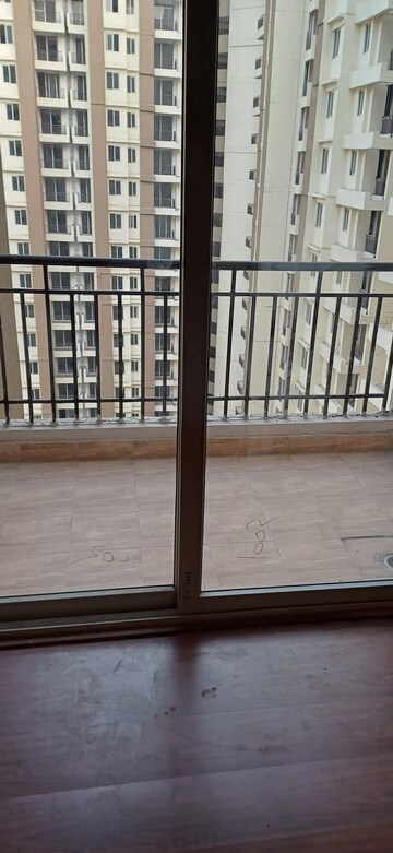 Room in 3 BHK Apartment at Amrapali Golf Homes, Sector 4, Greater Noida – for Sale