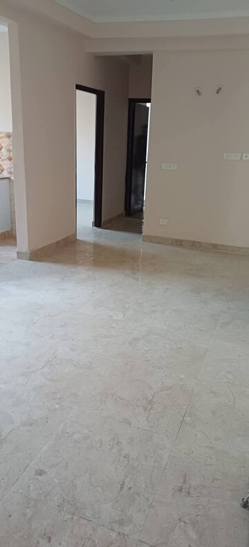 Room in 3 BHK Apartment at Amrapali Golf Homes, Sector 4, Greater Noida – for Sale