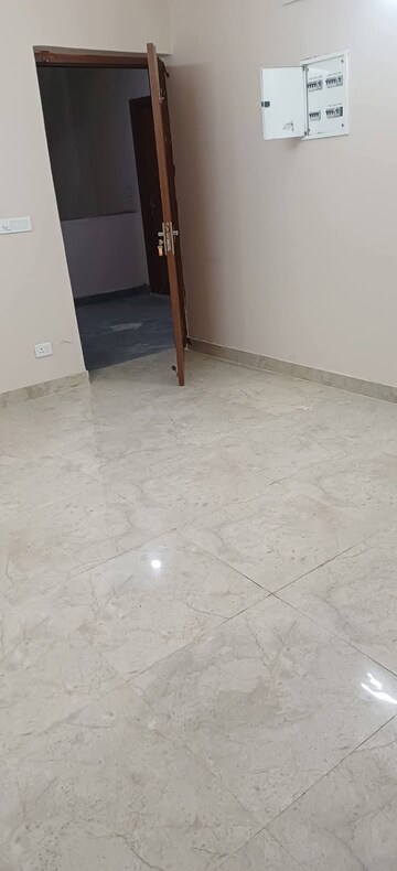 Room in 3 BHK Apartment at Amrapali Golf Homes, Sector 4, Greater Noida – for Sale