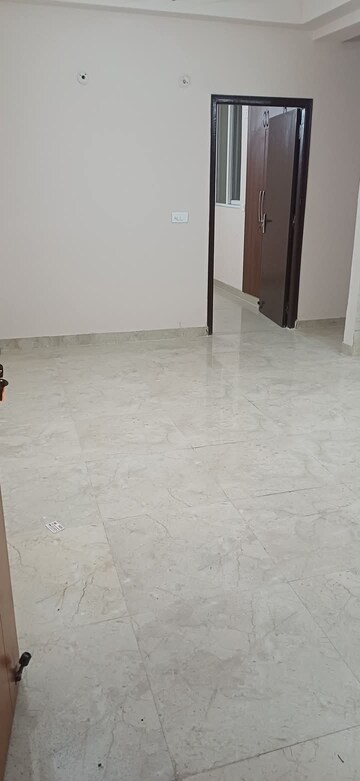 Room in 3 BHK Apartment at Amrapali Golf Homes, Sector 4, Greater Noida – for Sale