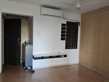 Room in 2 BHK Apartment at Kabra Hyde Park, Manpada – for Rent