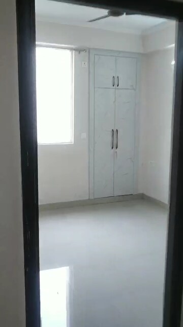 Room in 2.5 BHK Apartment at Amrapali Golf Homes, Sector 4, Greater Noida – for Rent