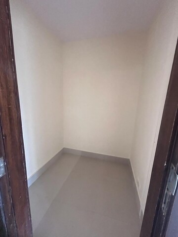 Room in 2.5 BHK Apartment at DB Orchid Woods, Goregaon East – for Rent