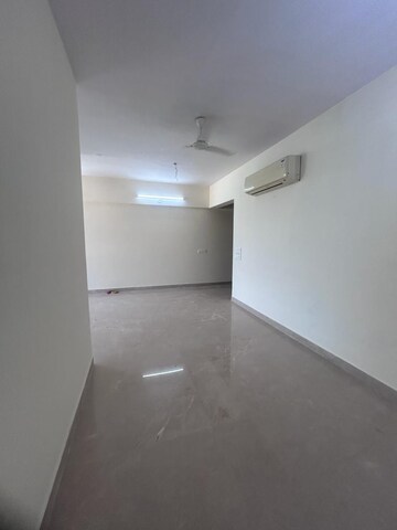 Room in 2.5 BHK Apartment at DB Orchid Woods, Goregaon East – for Rent