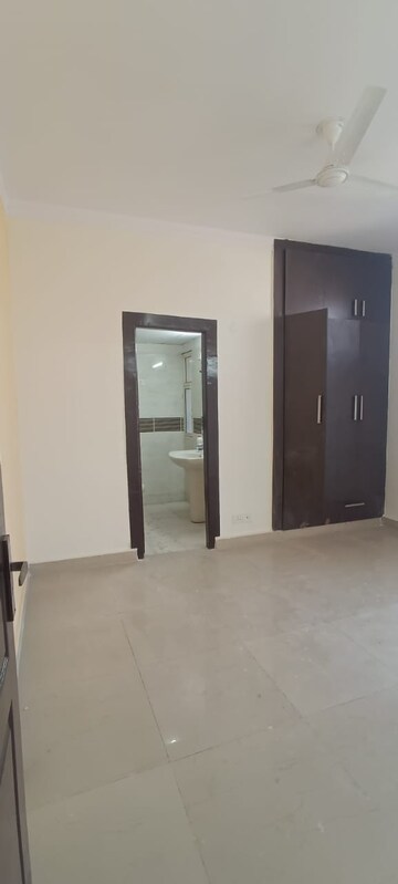 Room in 3 BHK Apartment at Amrapali Platinum, Sector 119 – for Rent
