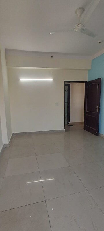 Room in 3 BHK Apartment at Amrapali Platinum, Sector 119 – for Rent