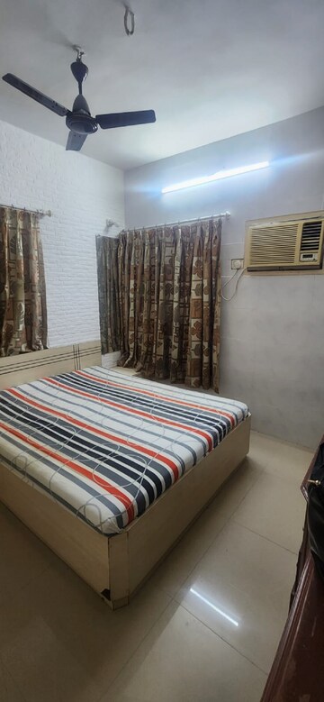 Bedroom in 1.5 BHK Apartment at Santacruz West – for Rent