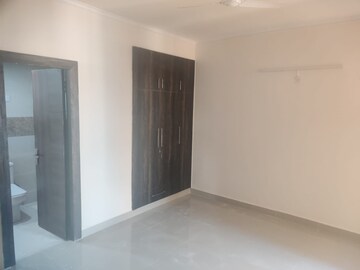 Room in 3 BHK Apartment at Aims Golf Avenue II, Sector 75 – for Rent