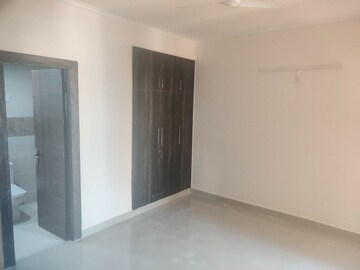 Room in 3 BHK Apartment at Aims Golf Avenue II, Sector 75 – for Rent