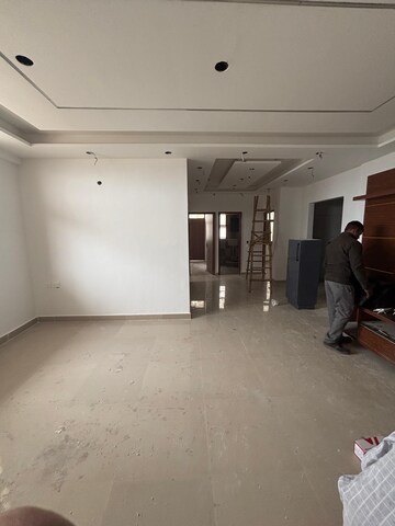 Room in 4 BHK Apartment at Sanchar Nest Palm Heights, Wave City – for Rent