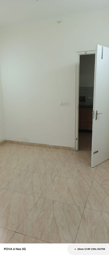 Room in 2 BHK Apartment at Gaur Yamuna City, Gaur Yamuna City – for Sale