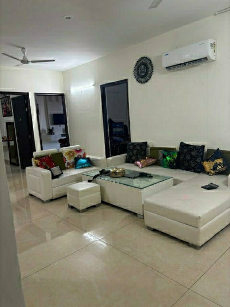 Master Bedroom, maya-green-lotus-saksham 3 Bedroom 1907 Sq.Ft. Apartment In International Airport Road Zirakpur 8108481