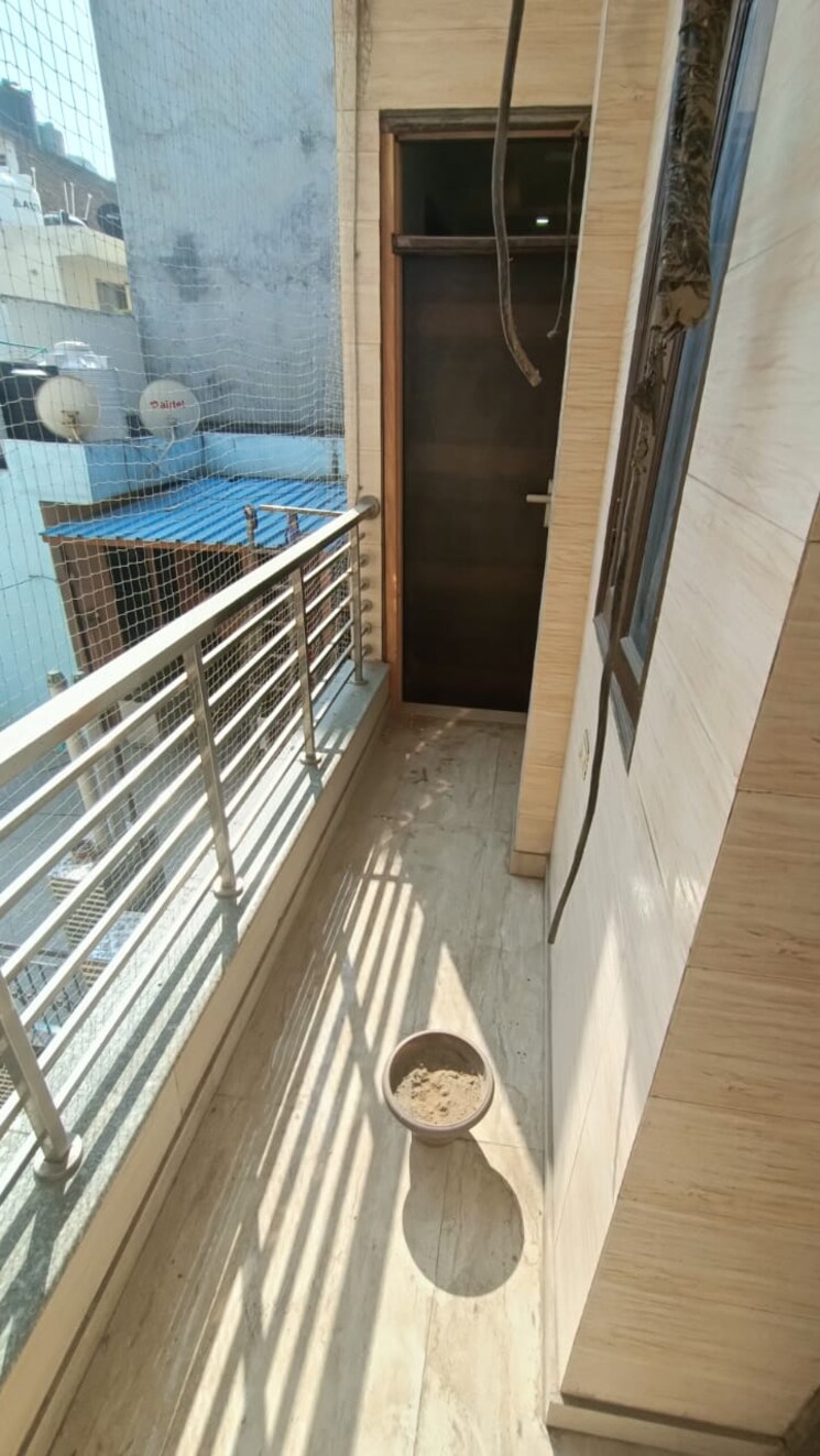 Balcony, uttam nagar west 3 Bedroom 65 Sq.Yd. Builder Floor In Uttam Nagar West Delhi 8108531