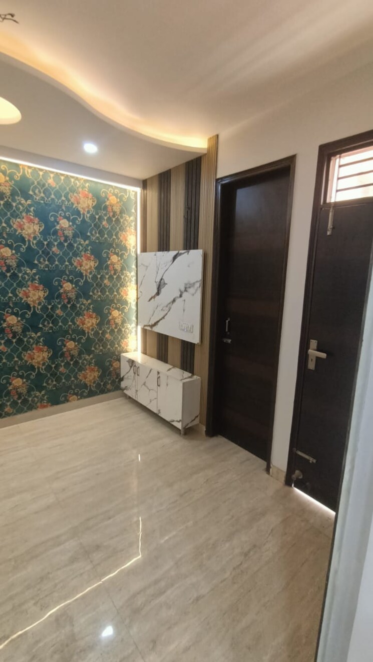 Room, uttam nagar west 3 Bedroom 65 Sq.Yd. Builder Floor In Uttam Nagar West Delhi 8108531