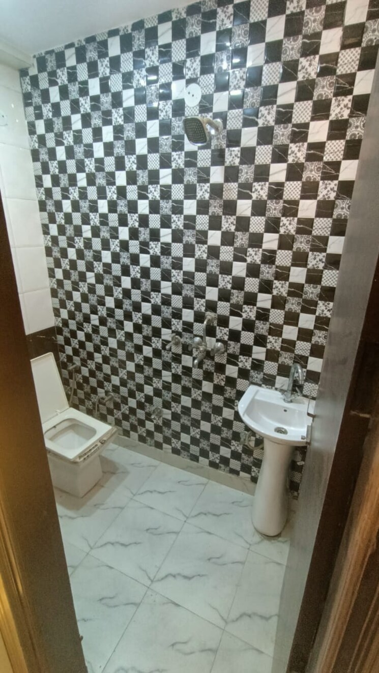 Bathroom, uttam nagar west 3 Bedroom 65 Sq.Yd. Builder Floor In Uttam Nagar West Delhi 8108531