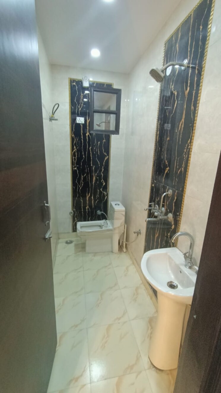 Bathroom, uttam nagar west 3 Bedroom 65 Sq.Yd. Builder Floor In Uttam Nagar West Delhi 8108531