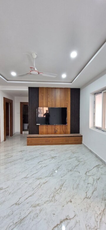 Room in 3 BHK Builder Floor at Kondapur – for Rent