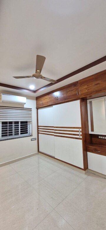 Room in 3 BHK Builder Floor at Kondapur – for Rent