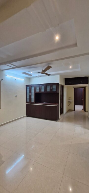 Room in 3 BHK Builder Floor at Kondapur – for Rent