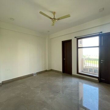 Room in 3 BHK Builder Floor at BPTP Amstoria Country Floor, Sector 102 – for Rent