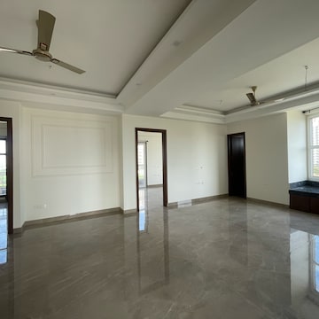Room in 3 BHK Builder Floor at BPTP Amstoria Country Floor, Sector 102 – for Rent