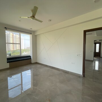 Room in 3 BHK Builder Floor at BPTP Amstoria Country Floor, Sector 102 – for Rent