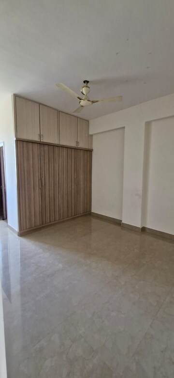 Room in 3 BHK Builder Floor at Kondapur – for Rent