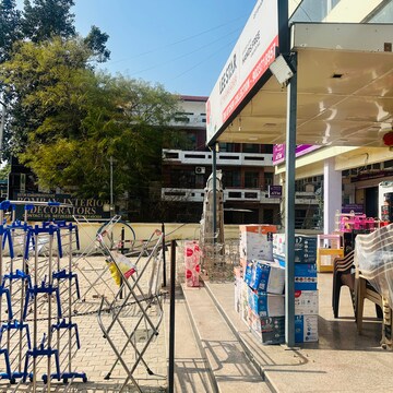  Showroom – Exterior View View at Vip Road - for Rent