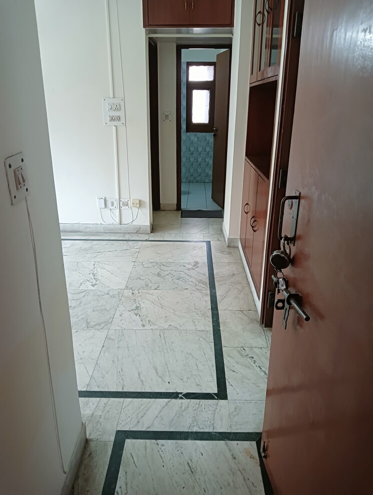 Room, royal-garden-estate 2 Bedroom 1050 Sq.Ft. Apartment In Sector 61 Noida 8108753