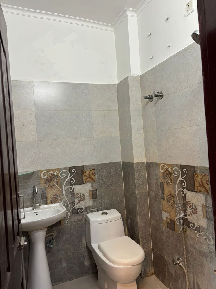 Bathroom, jai-mata-residency 6+ Bedroom 2500 Sq.Ft. Villa In Niti Khand Ghaziabad 8108797