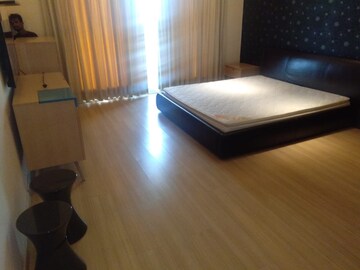 Room in 4 BHK Apartment at DLF The Belaire, Sector 54 – for Sale