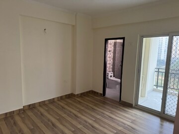 Room in 3 BHK Apartment at Amrapali Silicon City, Sector 76 – for Rent