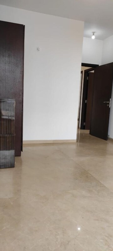 Room in 2.5 BHK Apartment at Oberoi Realty Splendor, Jogeshwari East – for Rent