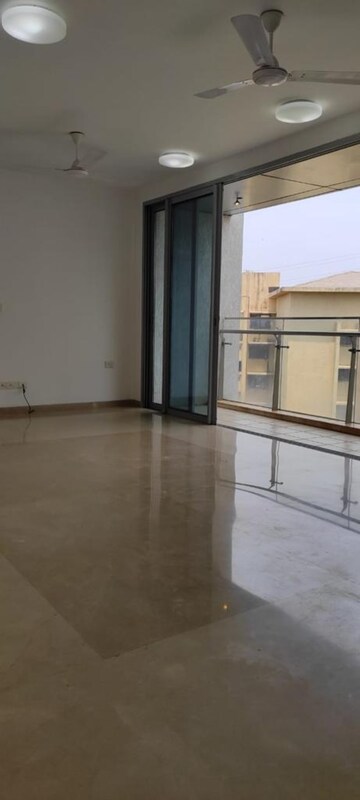 Room in 2.5 BHK Apartment at Oberoi Realty Splendor, Jogeshwari East – for Rent