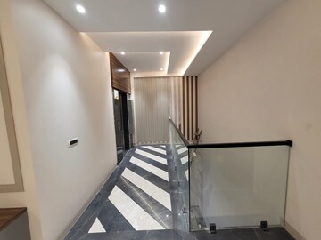 Staircase in 4 BHK Builder Floor at DLF Green Avenue, Dlf Phase iv – for Rent