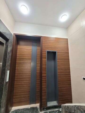 Building Lobby in 4 BHK Builder Floor at DLF Green Avenue, Dlf Phase iv – for Rent