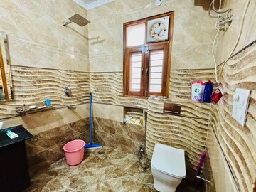 Bathroom in 3 BHK Builder Floor at Uppal Southend, Sector 49 – for Rent