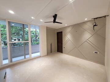 Room in 4 BHK Builder Floor at DLF Royale Residences, Dlf Phase I – for Rent