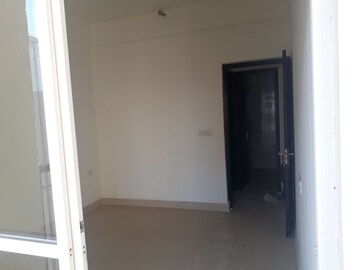 Room in 3 BHK Apartment at Amrapali Silicon City, Sector 76 – for Rent