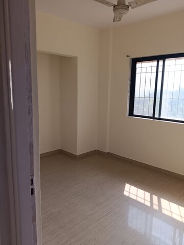 Room in 2 BHK Apartment at Kalpataru Paramount, Kapur Bawdi – for Rent